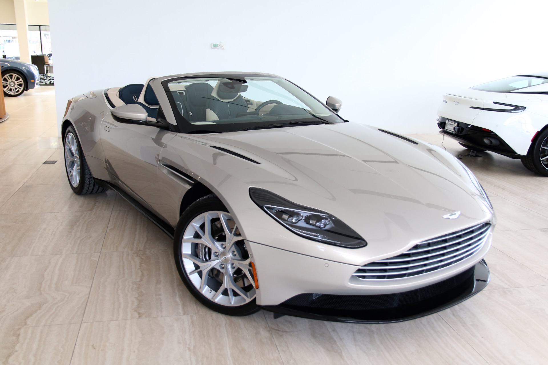 Астон Мартин db11 volante