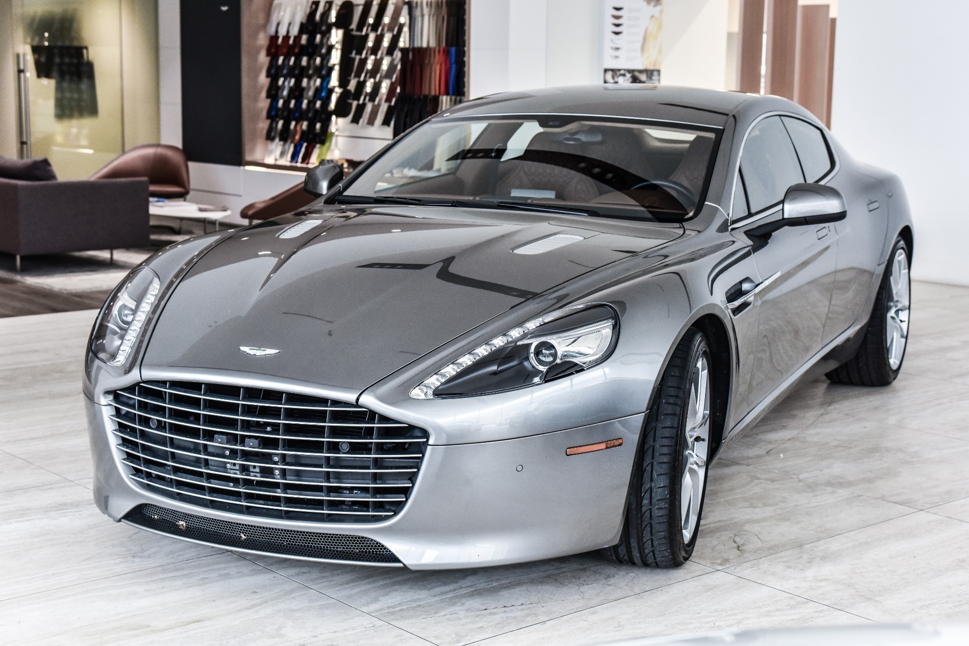 Машина Aston Martin rapide