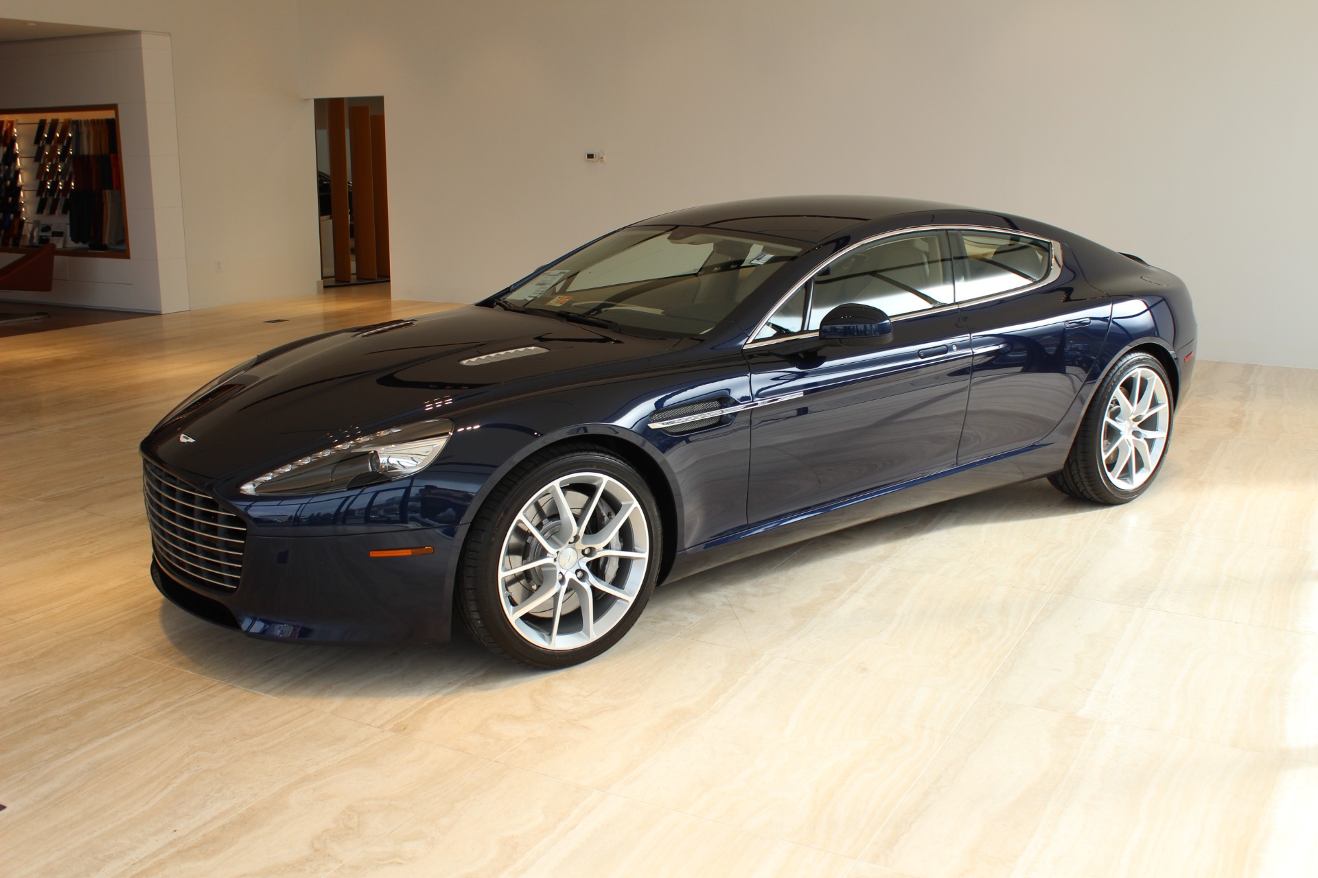 Машина Aston Martin rapide