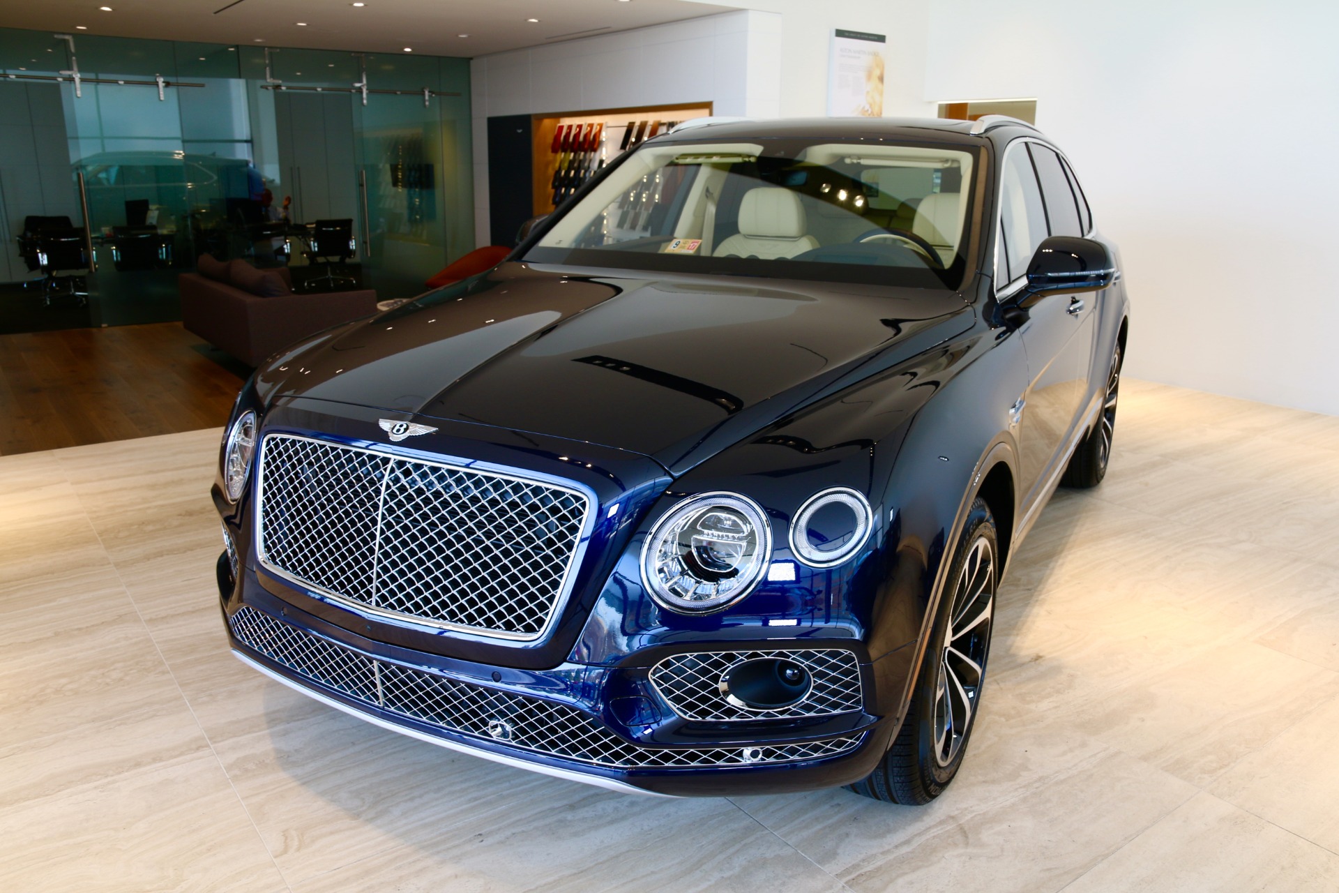 Bentayga big baby. Bentley Bentayga 2017. Бентли Бентайга 2017. Bentley Bentayga w12. Bentley Bentayga 2019.