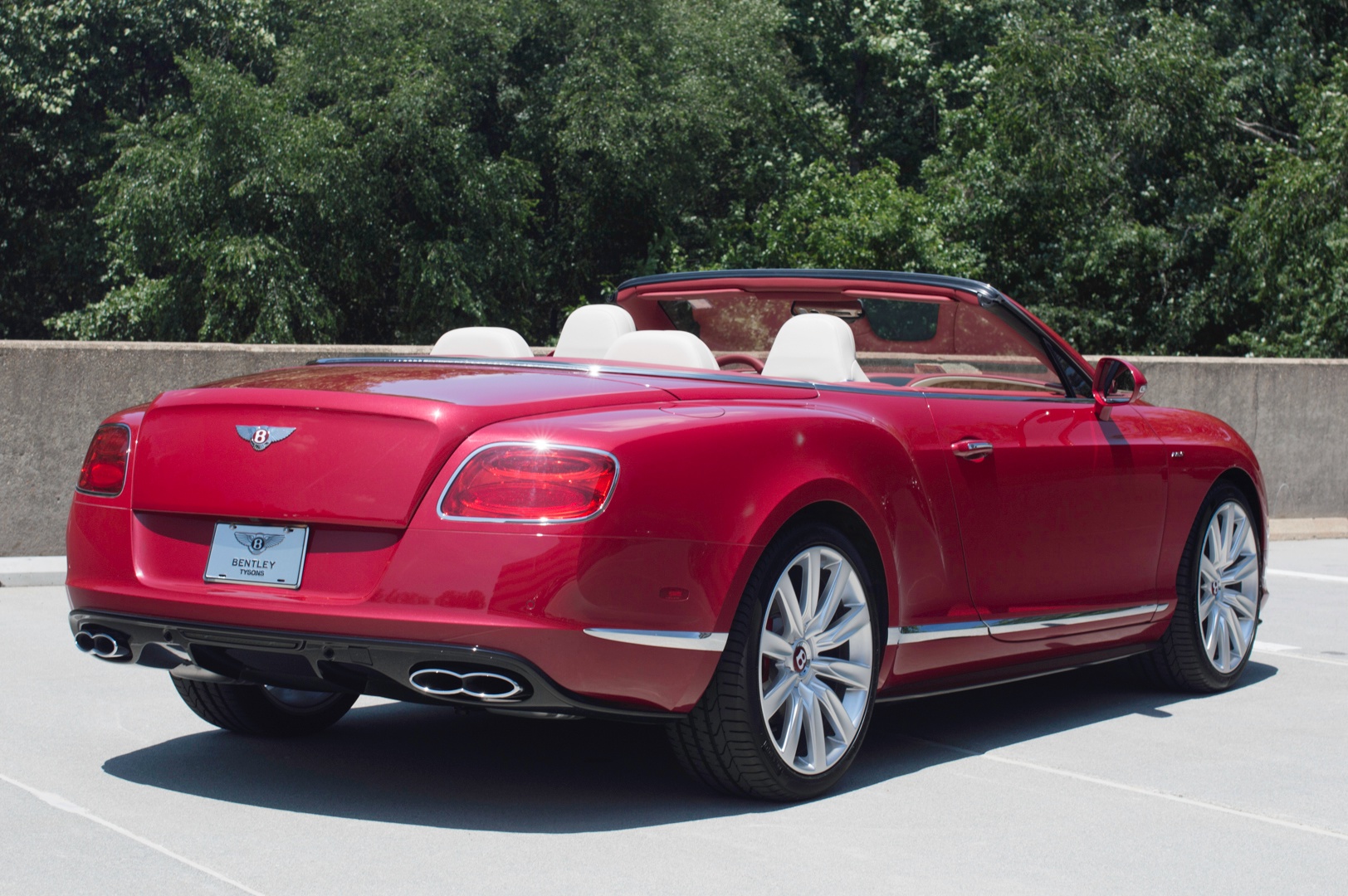 Bentley Continental красная