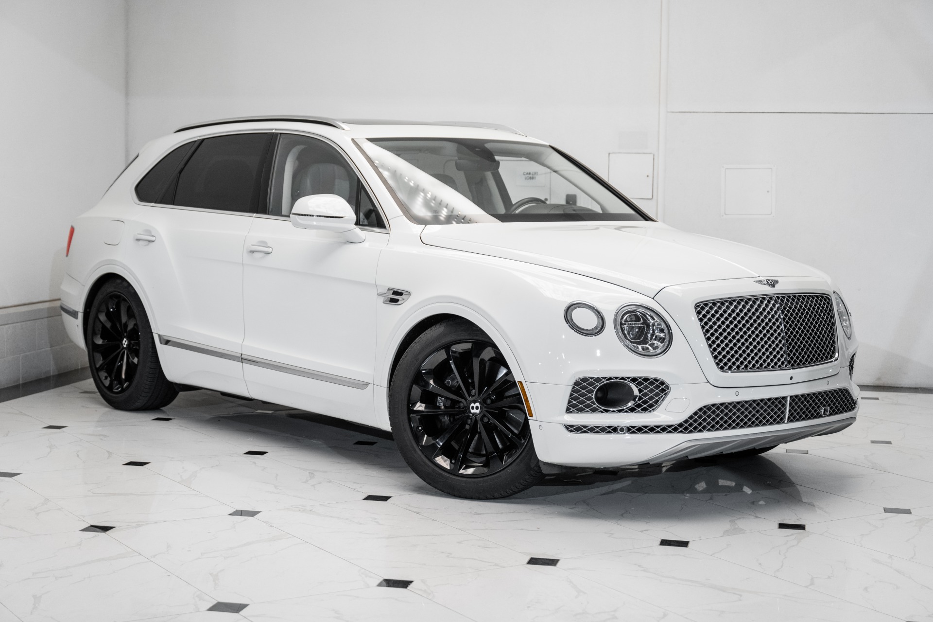 Bentley Bentayga's photo